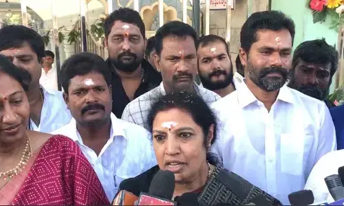 Purandeshwari offers prayers at Kanipakam temple