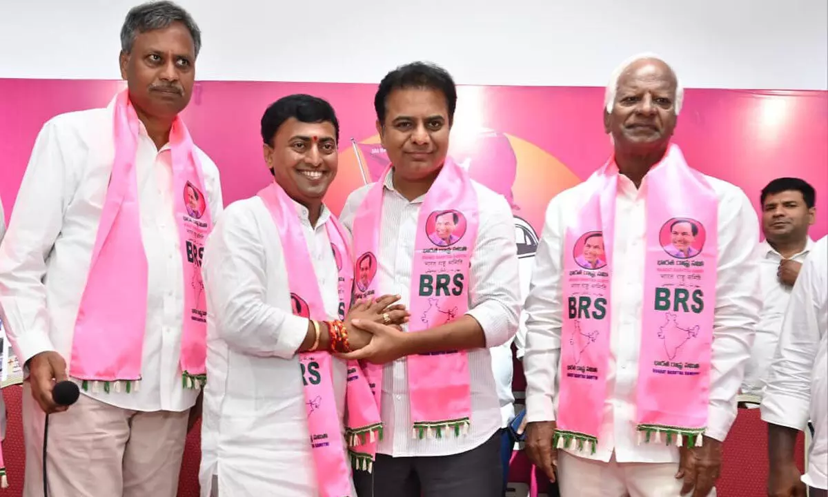 BJP leader Anugula Rakesh Reddy joins BRS in presence of KTR