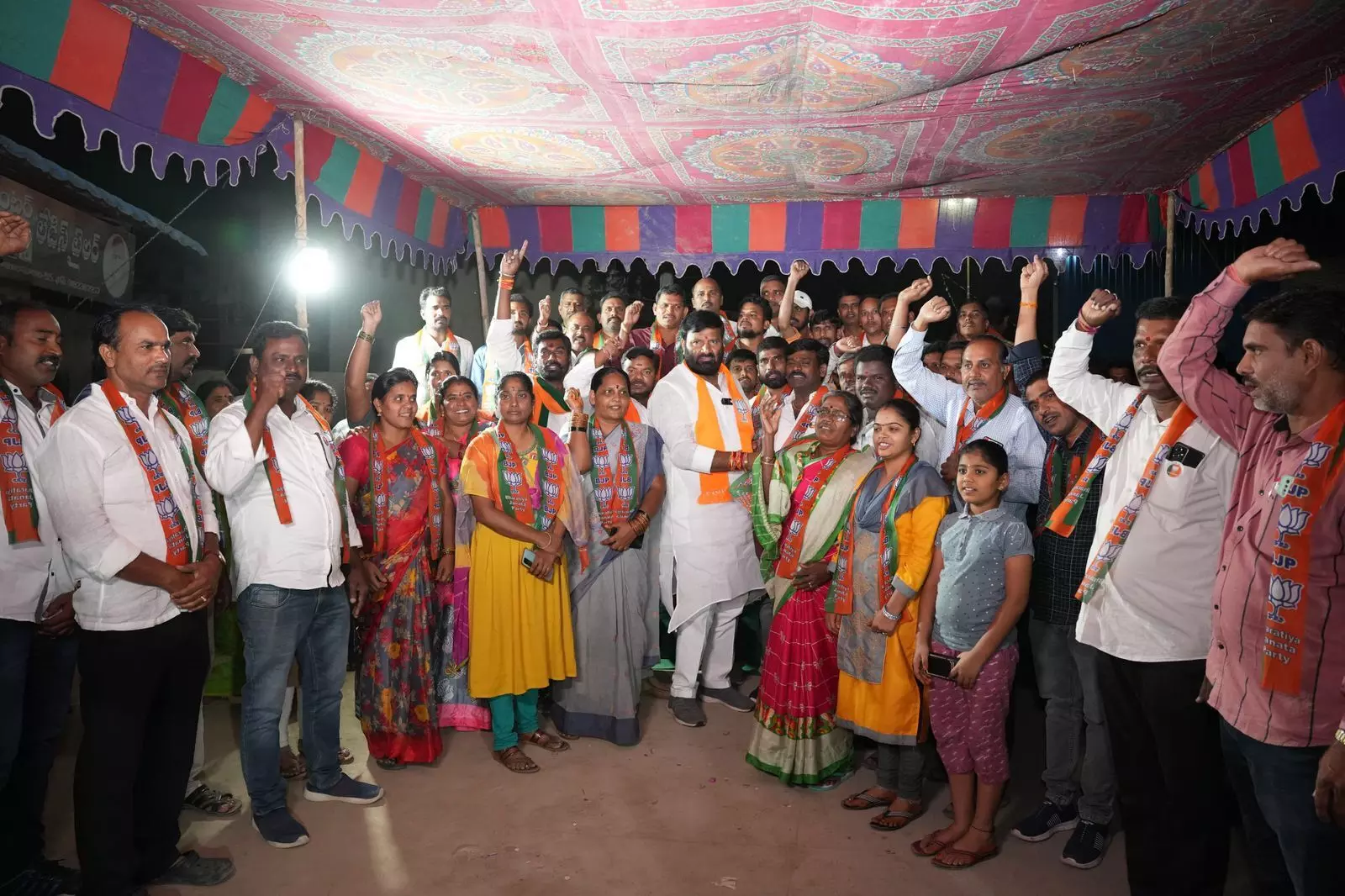 200 BRS leaders join BJP in Quthbullapur in presence of Srisailam Goud