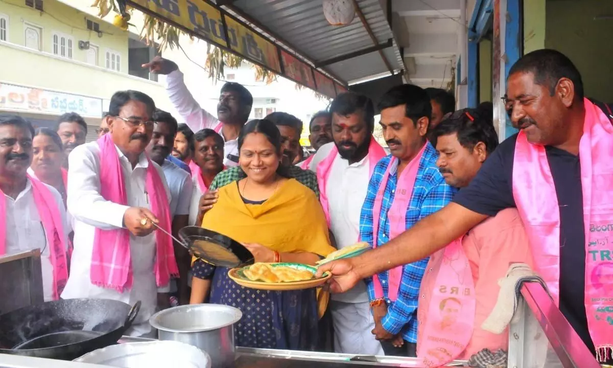 Wanaparthy: SNR makes hot puris during campaign