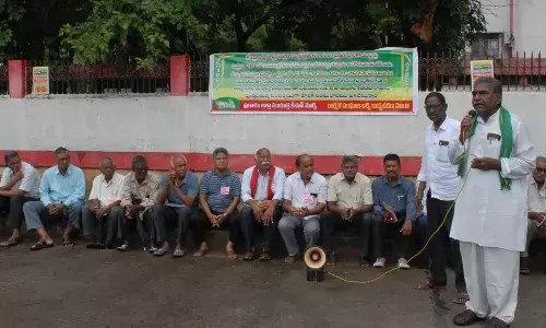 Samyukt Kisan Morcha district convener Chunduri Rangarao speaking at a proest in front of the Collectorate in Ongole on Monda