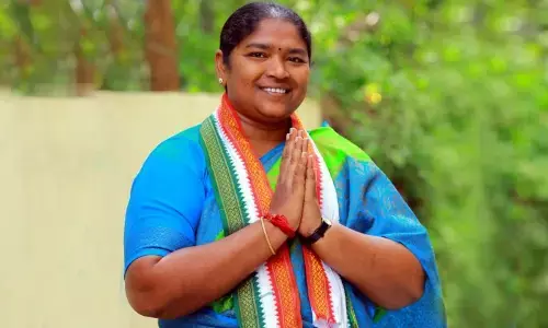 Seethakka asks people to stand by her once again in Mulugu