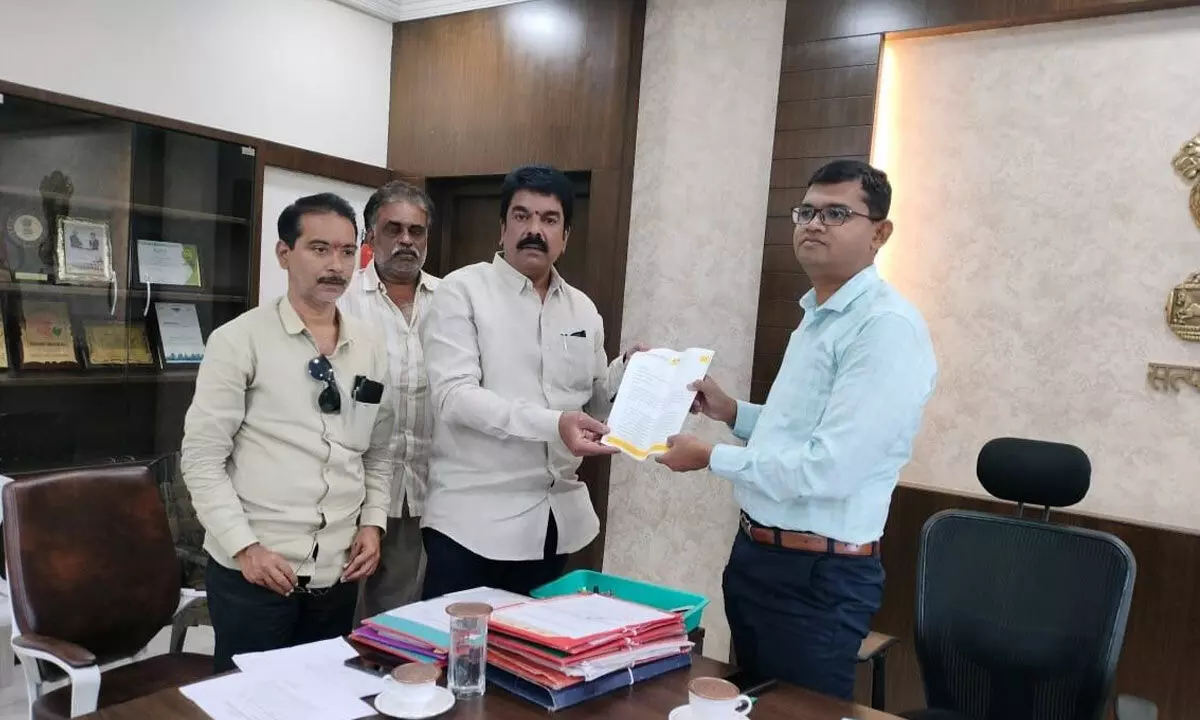 Former MLA and TDP leader Bonda Umamaheswara Rao submitting a memorandum to VMC Commissioner Swapnil Dinkar Pundkar in Vijayawada on Tuesday