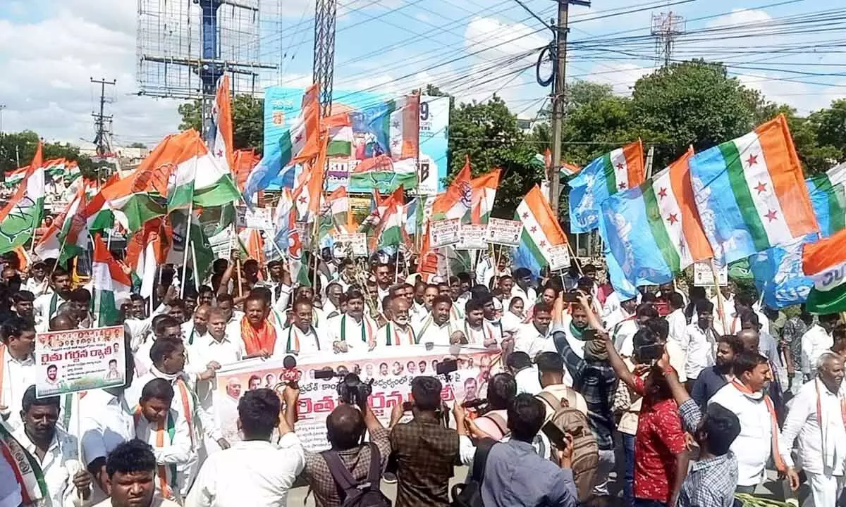 Congress leaders  participating in Rythu Garjana rally in Kurnool on Tuesday