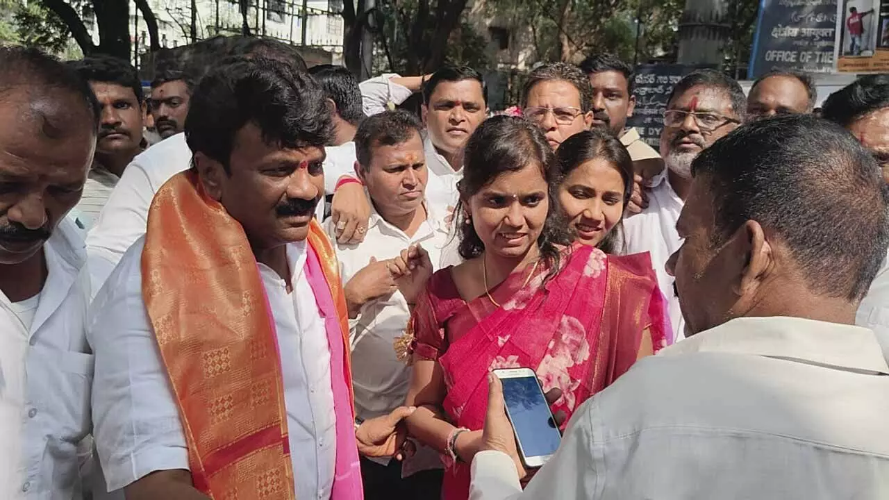 Secunderabad cantonment BRS candidate Lasya Nandita takes blessings before nomination