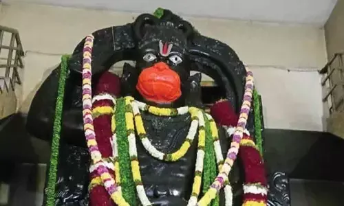 Guntur: Lord Veeranjaneya decorated with huge garland