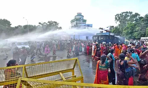 Anganwadi workers lathi-charged by Patna Police outside RJD office