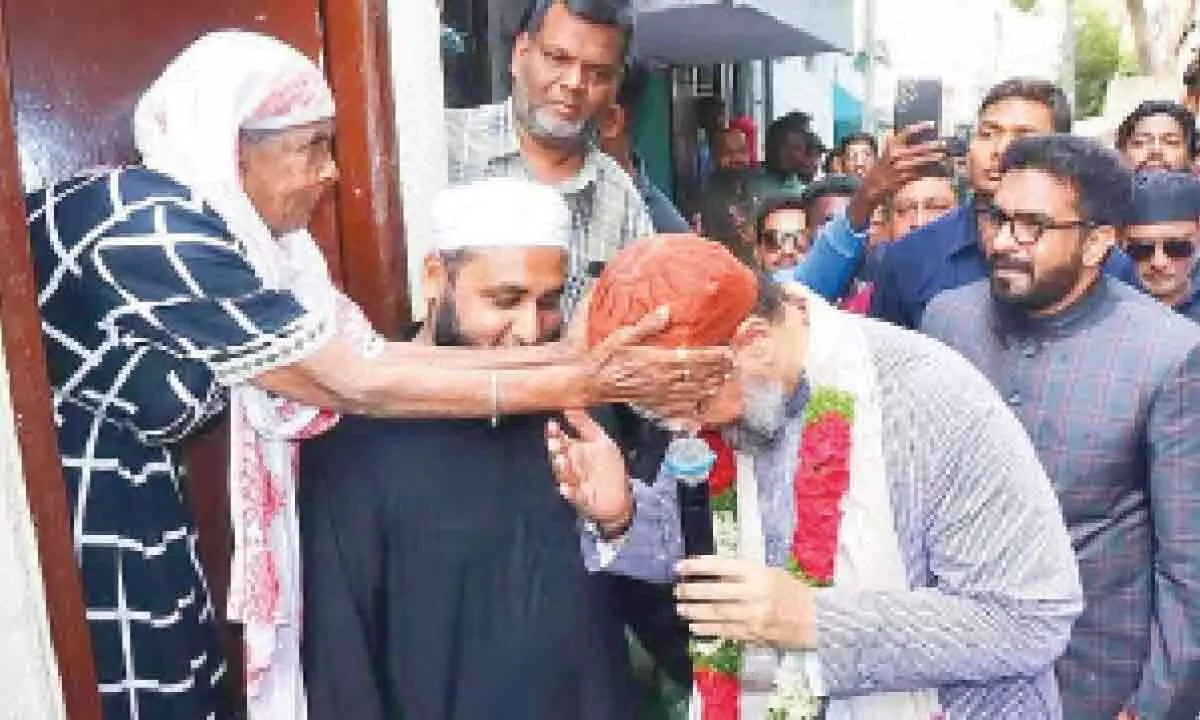 Hyderabad: ‘Majlis aapki hai, aur Owaisi aapka hai,’ says Owaisi during Paidal dauras