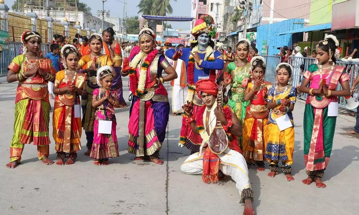 Thiruchnoor Bramosthvam: Cultural feast at Pedda Sesha Vahanam