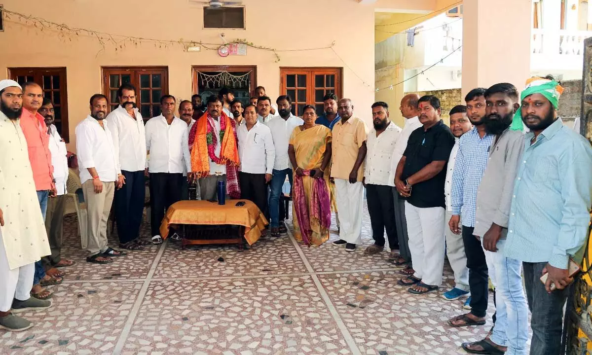 Quthubullapur Congress candidate meets Kurma Sangam in HMT colony
