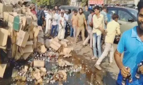 Lorry carrying liquor bottles overturned in Vizag, people flock for bottles