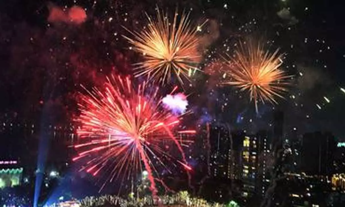 Defiance Amidst Smog: Delhi Residents Ignite Fireworks Despite Supreme Courts Diwali Ban