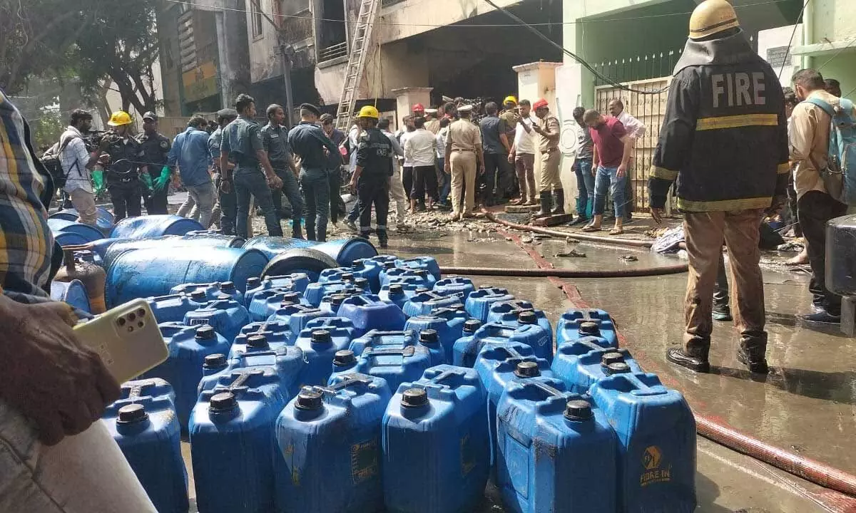 Major fire breaks out at chemical godown,7 dead in Hyderabad