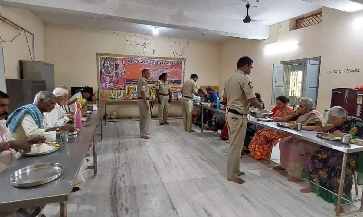 Anantapur: Police celebrate Diwali at old-age homes, orphanages