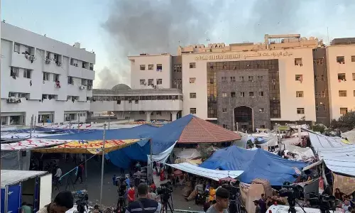 Israeli forces outside main Gaza hospital, offer to send in incubators