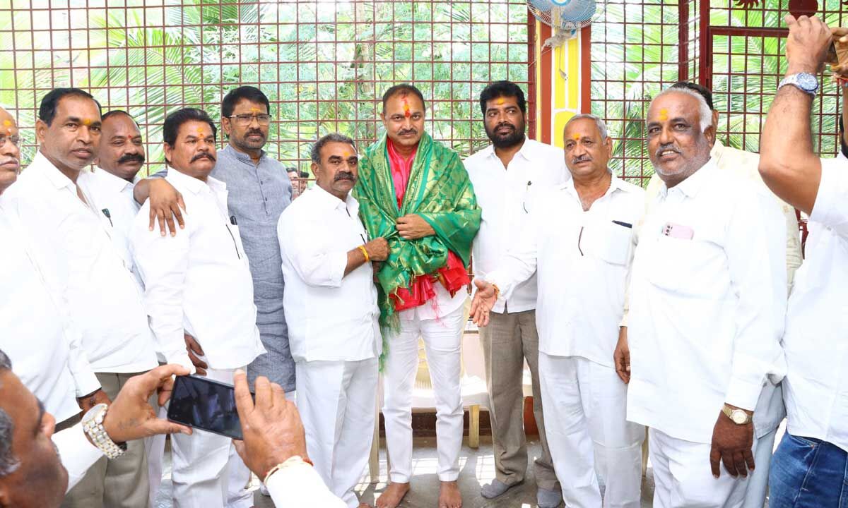 Uppal BRS candidate meets Golla Kuruma community members, seeks votes