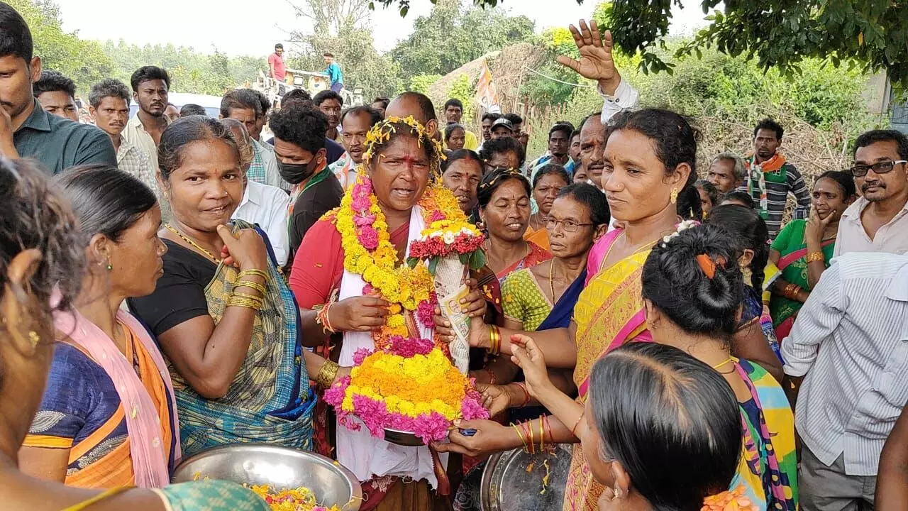 Seethakka asks Mulugu people to give mandate for Congress