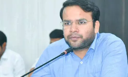 Anantapur: JC Ketan Garg inspects classrooms at JNTU