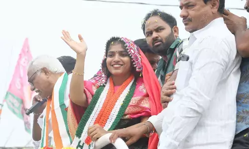 Congress Palakurthi candidate Yashaswini Reddy campaigning in Pedda Vangara mandal of Palakurthi constituency on Tuesday