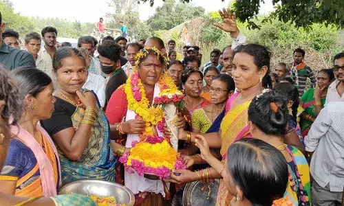 Seethakka asks Mulugu people to give mandate for Congress