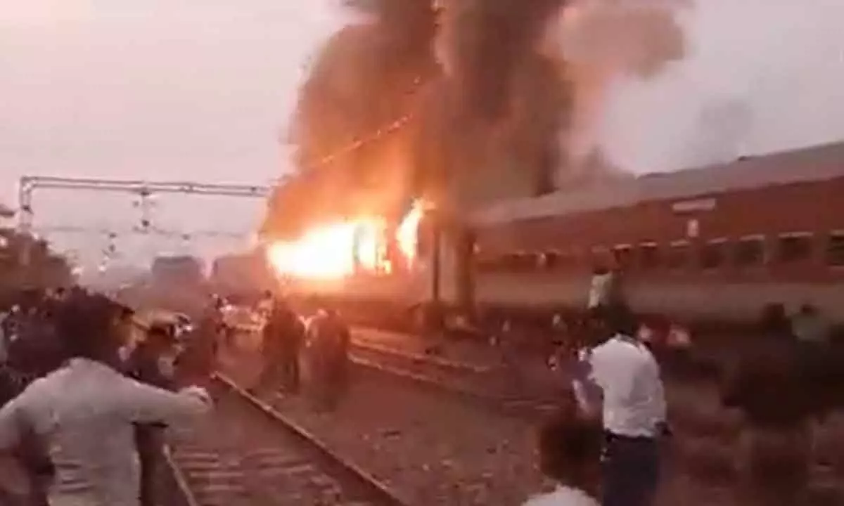 8 People  Severely Got Injured After Coaches Of Delhi - Bihar Train Catches Fire