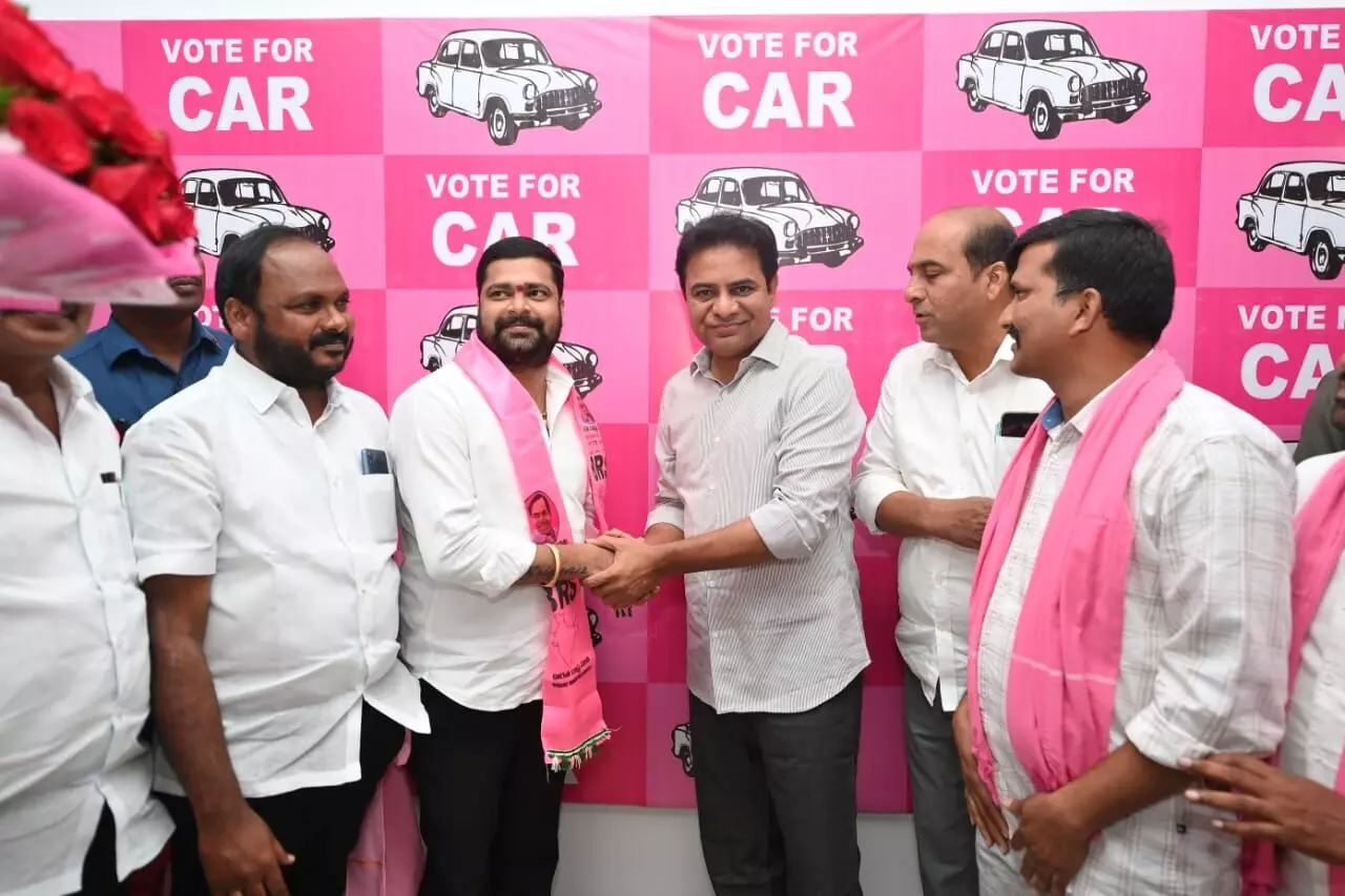 Several youth from Mulugu joins BRS in presence of KTR
