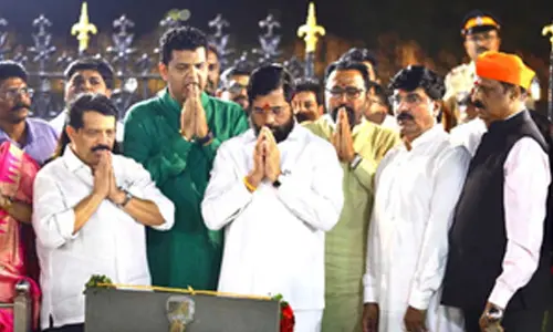 Rival Shiv Senas dare and bare fangs at Balasaheb Thackeray memorial