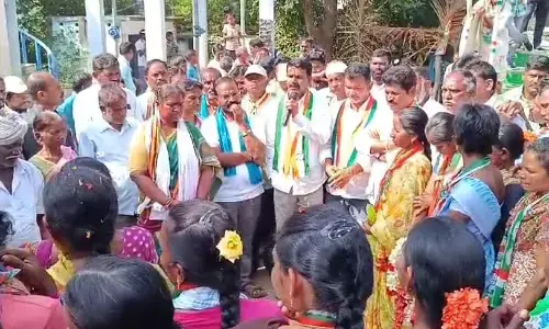 TPCC spokesperson Ashok asks people to vote for Seethakka