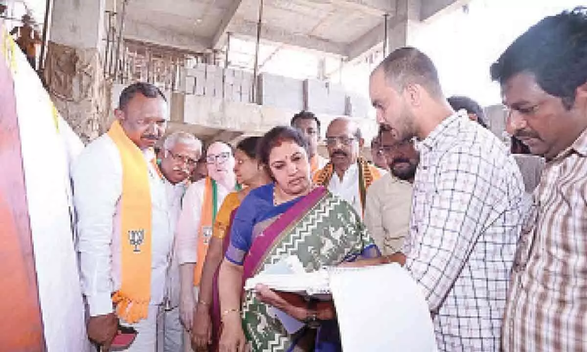 Nellore: Daggubati Purandeswari inspects development works at Nellore railway station