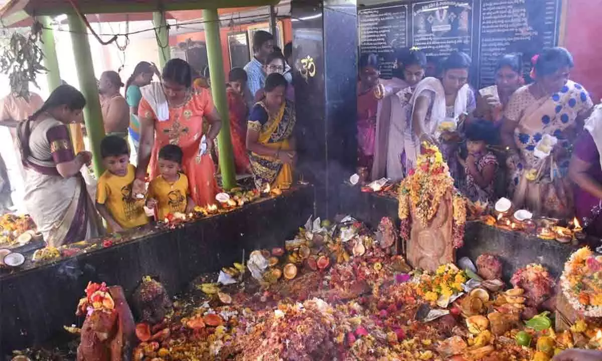 Guntur: Women throng snake pits on Nagula Chavithi
