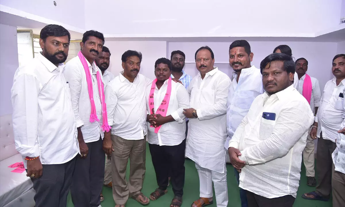 Congress leaders join BRS in Bhuvanagiri