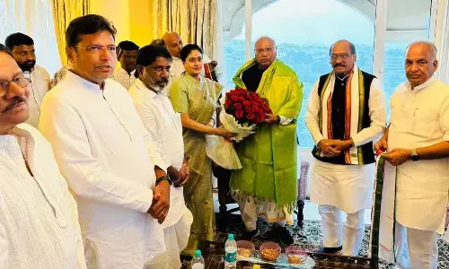 Vijaya Shanthi quits BJP, embraces Congress