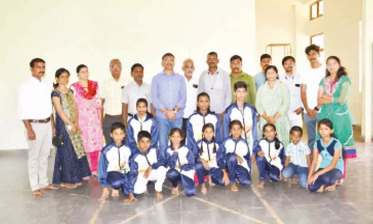 Yoga State Association chairman Lakshmikanth Reddy and general secretary Yogacharya Avinash Shetty with the 12 participants, who will represent Kurnool district at national-level Yoga championship competitions, in Kurnool on Sunday