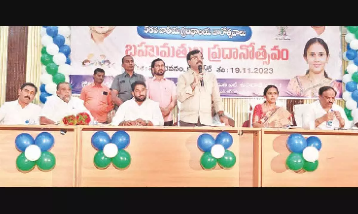 Deputy CM SB Amjad Basha speaking at National Library Week valedictory programme at the Collectorate in Kadapa on Sunday