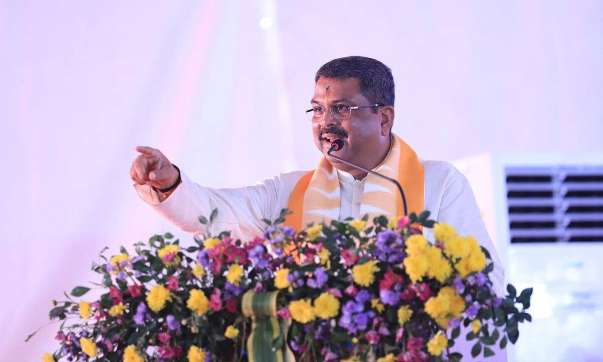 Pradhan prods IIT experts to assist CBSE tide over glitches