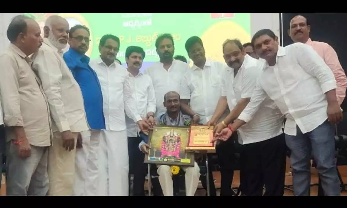 Leela Vara Prasad  receiving   Abdul Kalam Excellence award