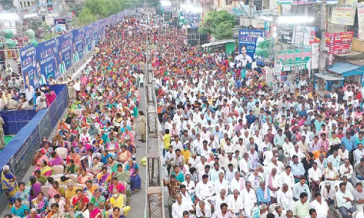 Peple taking part in YSRCP Samajika Sadhikara Bus Yatra at Narsaraopet in Palnadu district on Monday