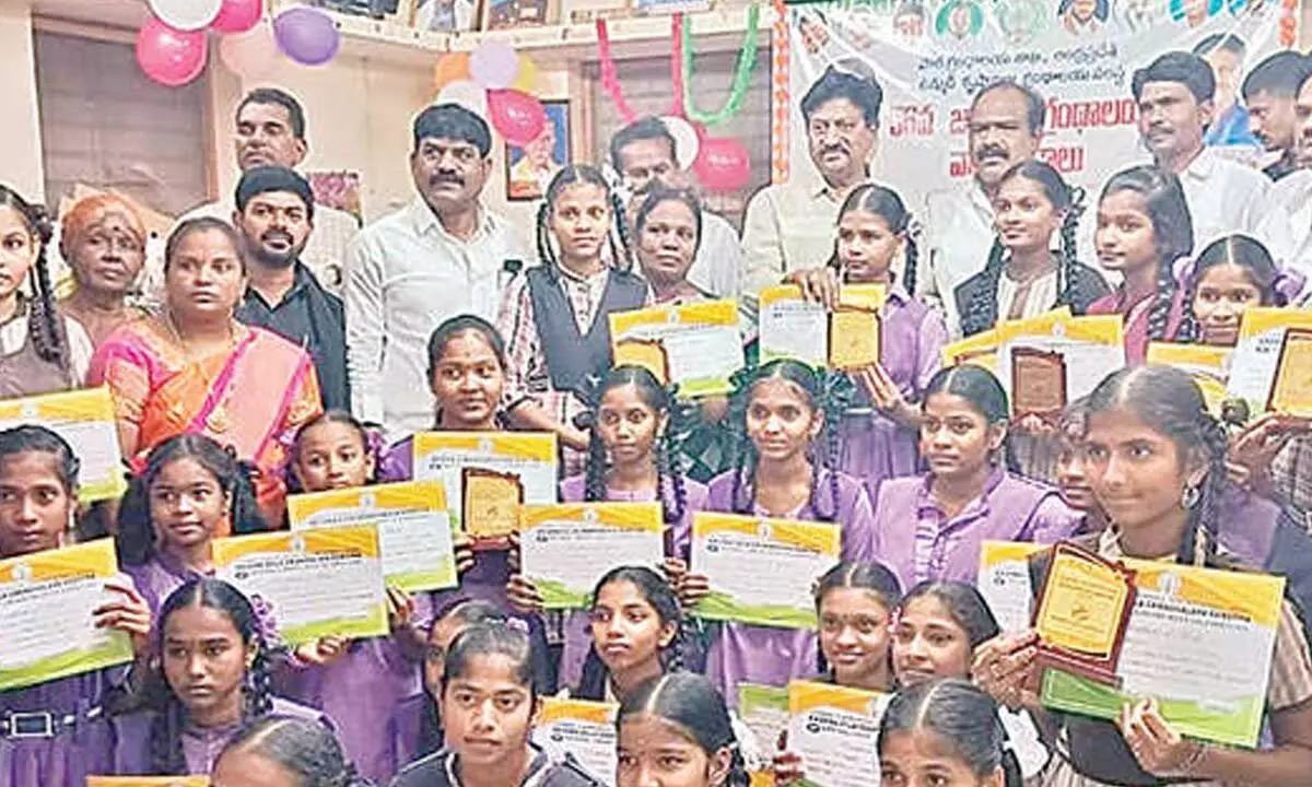 MLA Samineni Udaya Bhanu with the students, who secured prizes in the competitions, at Grade I branch library in  Jaggaiahpet on Monday