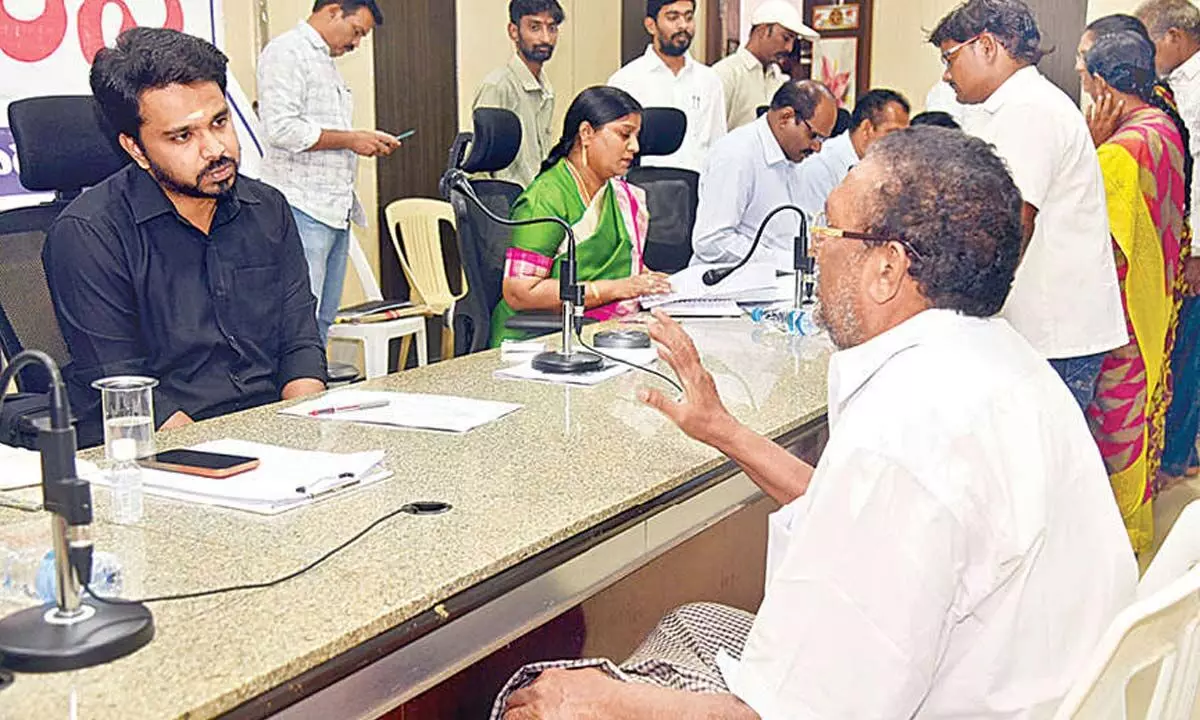 District Collector Prasanna Venkatesh interacting with a petitioner during Jaganannaku Chebudam at the Collectorate in Eluru on Monday