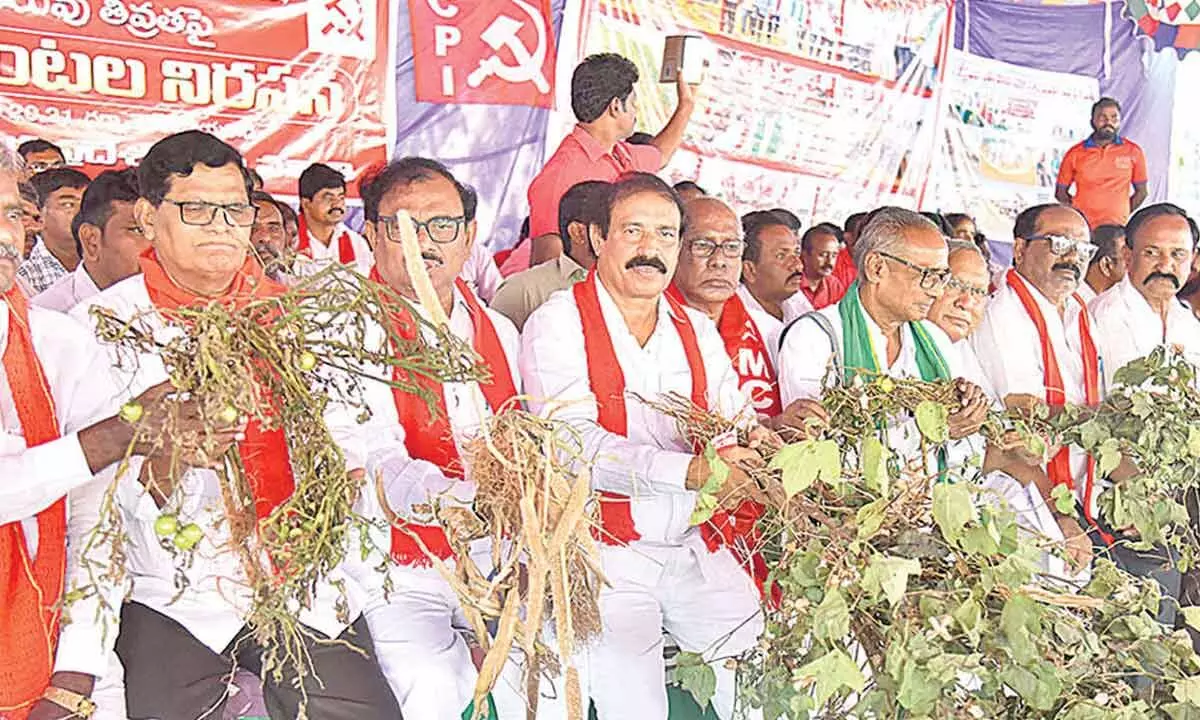 CPI state secretary K Ramakrishna and others take part in a 30-hour fast seeking relief to drought-hit areas at Dharna Chowk in Vijayawada on Monday Photo: Ch Venkata Mastan)