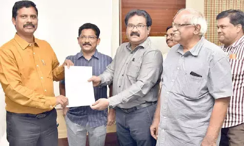 Officers Club members CM Kiran, P Lalit Kumar, K Sivasankar Rao and Dr L Srinivasa Rao submitting a memorandum to district Collector S Dilli Rao at his office in Vijayawada on Monday
