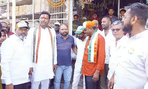 Congress contestant from Jadcherla, Janampally Anirudh Reddy interacting with youth