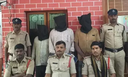 Krishnapatnam Circle Inspector K Venkata Reddy producing the accused before the media at Muthukuru in Nellore district on Tuesday