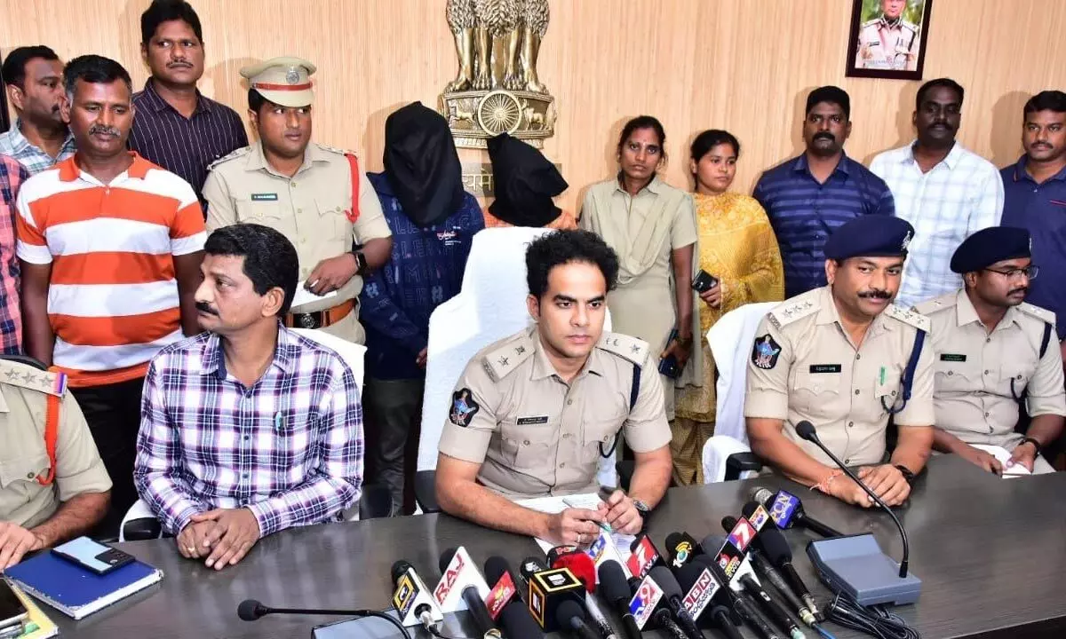 SP Y Rishanth Reddy producing two inter-State thieves before the media in Chittoor on Wednesday