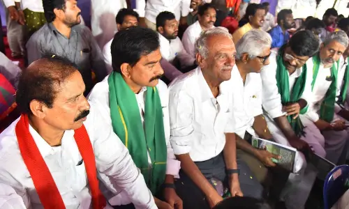 CPI national secretary K Narayana, TDP, CPI(M) and other leaders at conclusion of the CPI’s 30-hour Deeksha led by party state secretary K Ramakrishna in Vijayawada on Tuesday 		       ( Hans photo Ch Venkata Mastan )