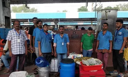 Eluru: Railway vendors counselled against overpricing
