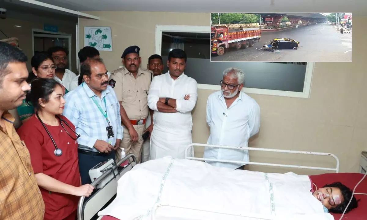Visakhapatnam: 7 children injured as auto rams into lorry