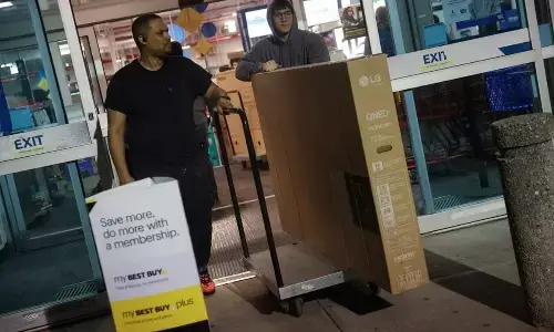 Retailers offer deep Black Friday discounts to lure shoppers