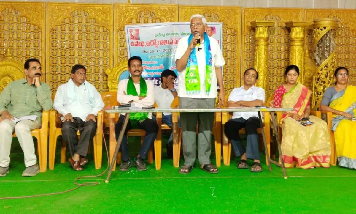 Kodandaram extends support to Congress candidate Seethakka in Mulugu
