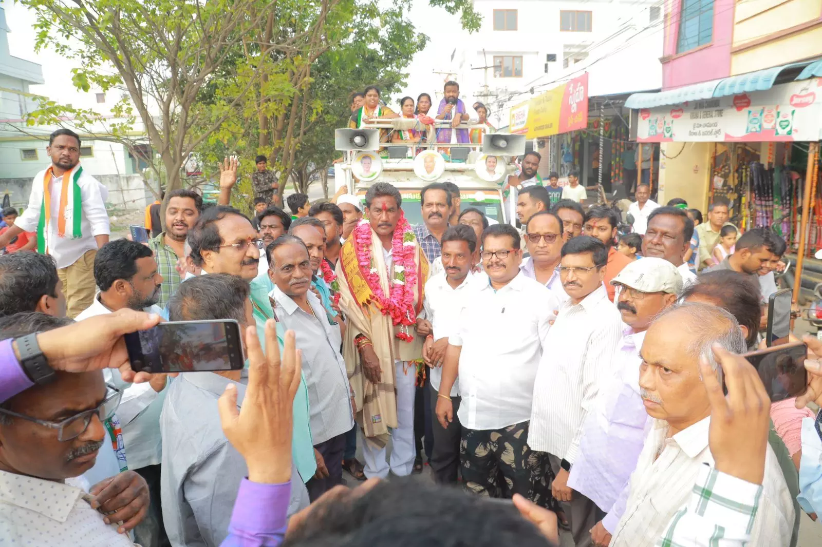 Rajendranagar Congress candidate campaigns in YSR colony at Manikonda